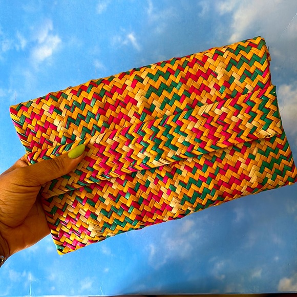 Natura Brasil Multicolor Tropical Raffia Envelope Clutch with Magnetic Closure - Picture 2 of 6